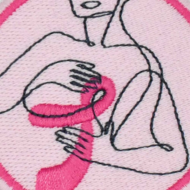 Zoom sur la broderie du ruban rose