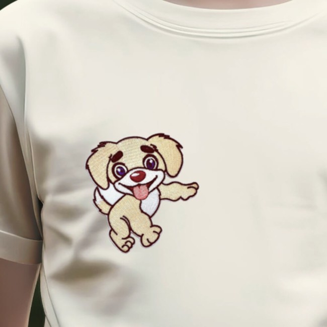 T-shirt enfant customisé avec un écusson thermocollant labrador Tee-shirt beige porté par un petit garçon avec le patch bébé labrador