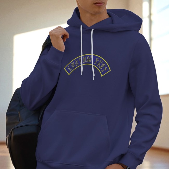 Patch brodé personnalisé – rendu lifestyle sur textile Exemple de patch brodé personnalisé appliqué sur sweat bleu