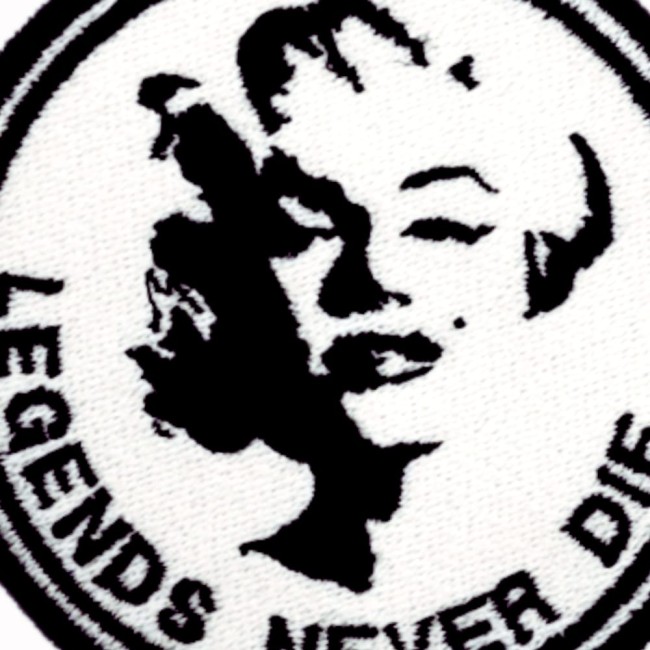 Ecusson thermocollant à repasser Marilyn – tissu sergé Oeko-Tex Zoom sur la texture et les points de broderie du patch Marilyn Monroe