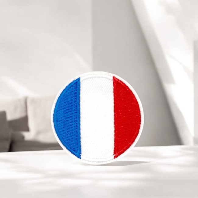 Patch rond aux couleurs de la France, photographié seul avec un marquage des dimensions pour faciliter la visualisation de sa taille réelle.