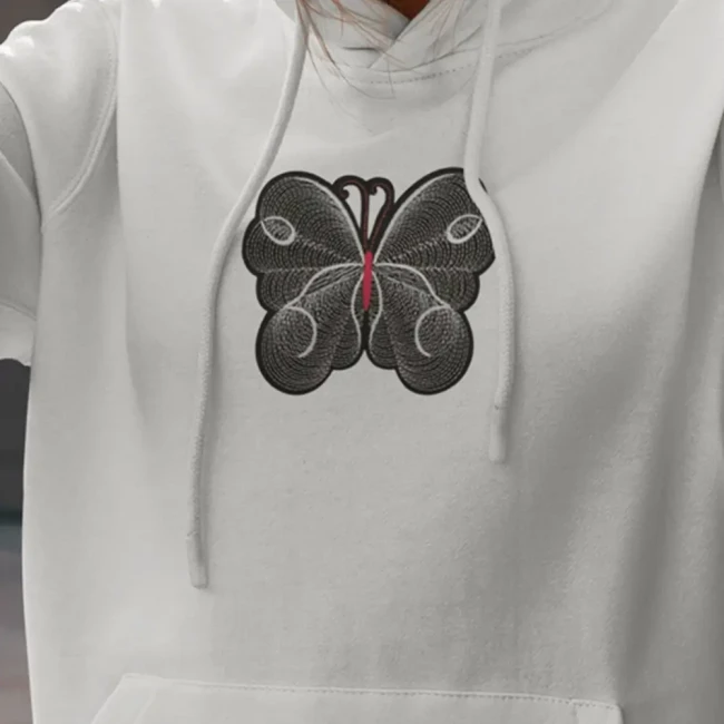 Patch papillon noir et blanc sur un sweat Grand patch papillon thermocollant posé sur un sweat blanc