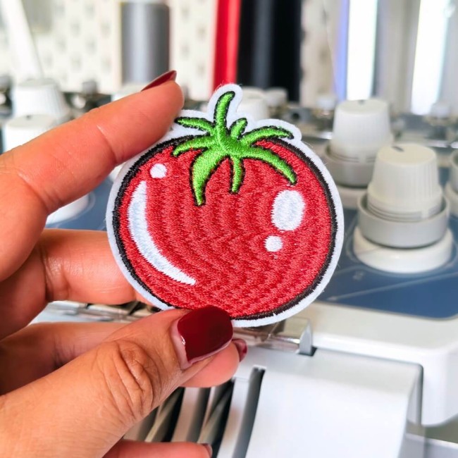 Ecusson brodé pomme rouge idéal pour personnaliser vos tenues et accessoire