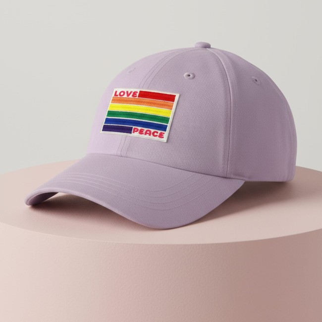Exemple de customisation de l'écusson LGBTQ+ Love sur une casquette Patch Love & Peace sur casquette lilas, style pop et graphique