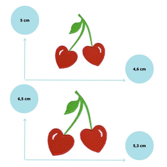 Écusson brodé cerises cœur – 2 tailles disponibles Deux tailles de patch cerises cœur présentées avec leurs dimensions, sur fond bleu pastel.