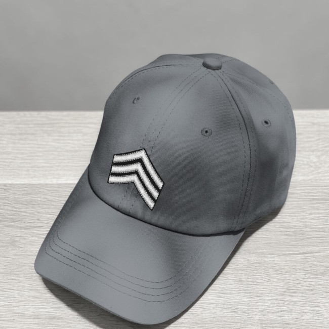 Patchs galon portéssur casquette grise