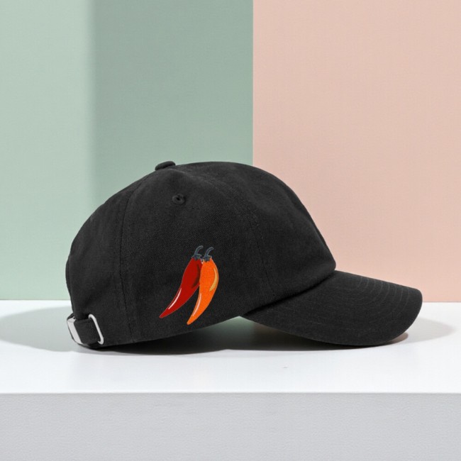 Ecusson piments orange et rouge sur une casquette