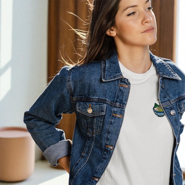 Patch ramen bleu sur un tee-shirt blanc