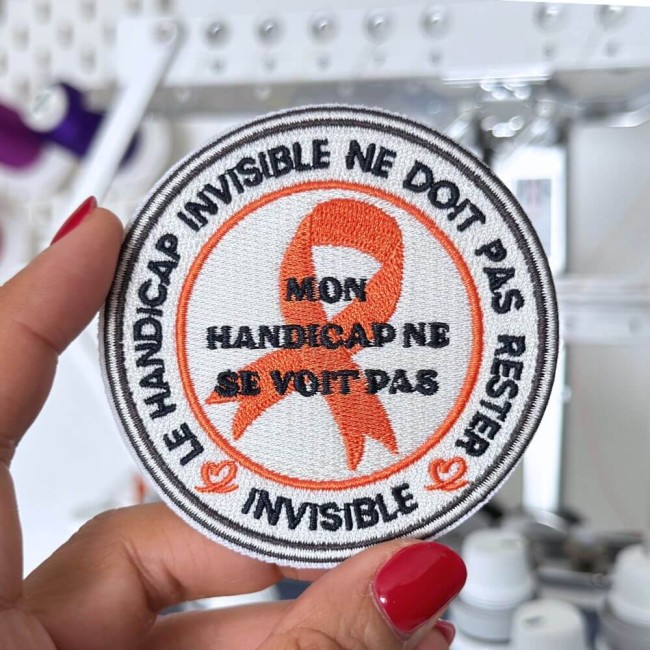 Modèle avec ruban handicap tenue dans ma main devant ma machine à broder