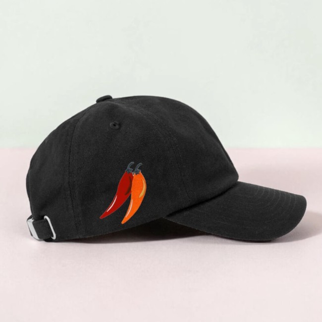 Ecusson piments orange et rouge sur une casquette
