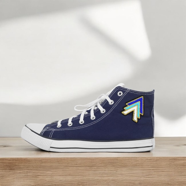 Patch militaire thermocollant posé sur une sneaker bleue