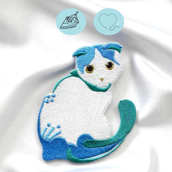 Détail du patch chat brodé avec modes de fixation, à thermocoller ou à coudre