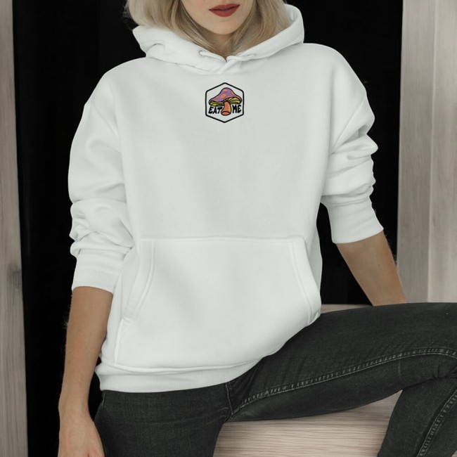Patch brodé groovy EAT ME à thermocoller sur un hoodie patch champignon style Alice in Wonderland