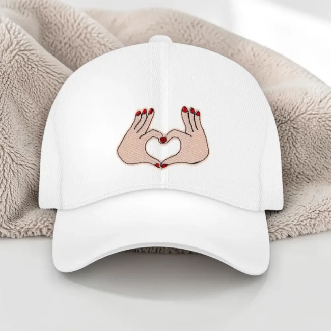 Écusson thermocollant mains coeur Patch brodé mains formant un coeur sur casquette blanche