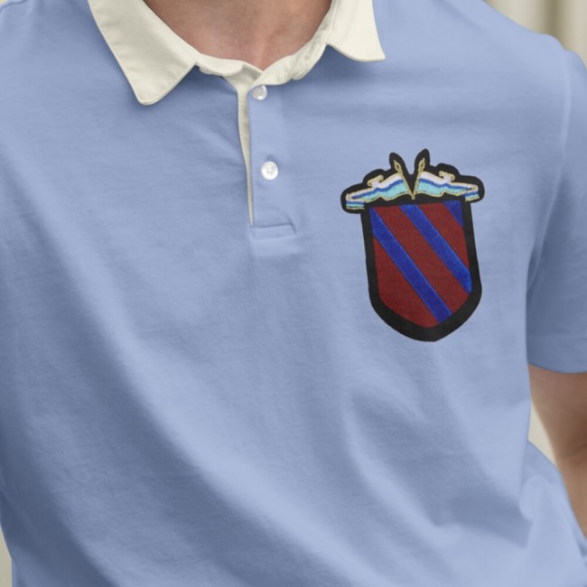 Patch brodé blason preppy SUR UN TSHIRT BLEU