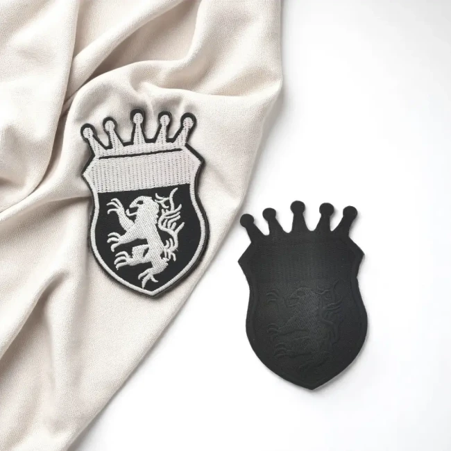 Duo d'écussons lion noir et blanc Deux patchs blason lion en noir et noir et blanc