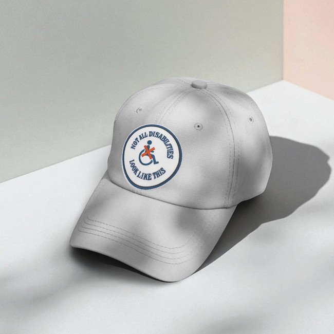 Patch rond appliqué sur casquette grise, pour afficher son engagement avec style.