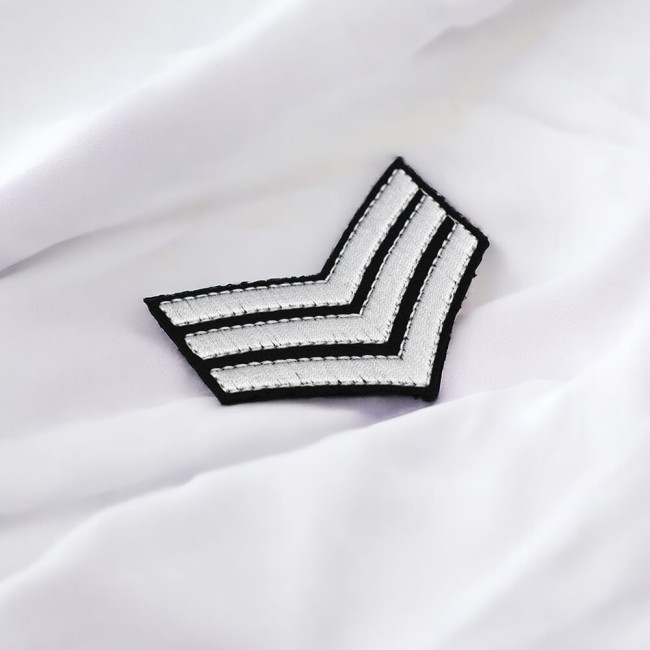 Patch militaire 3 chevrons blanc sur fond noir