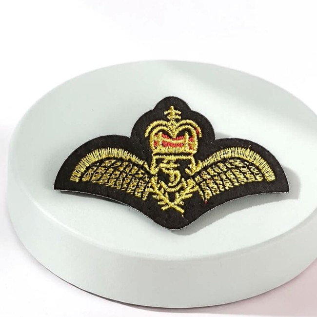 patch brodé militaire doré avec ailes et couronne royale