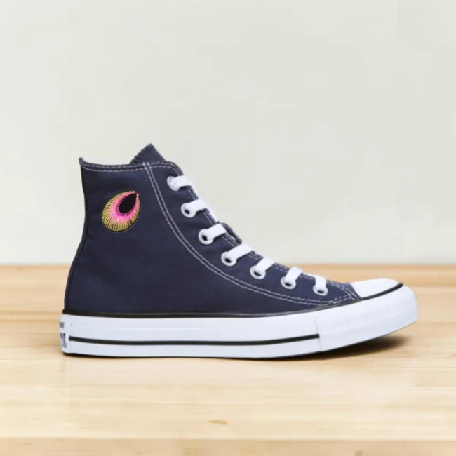Patch oeil de paon rose posé sur une basket montante