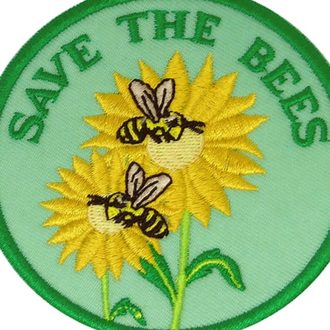 Détail de la broderie abeilles sur tournesol