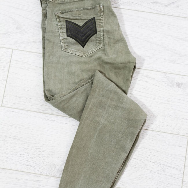 Patch militaire brodé sergent à 3 chevrons vert et noir sur un jean
