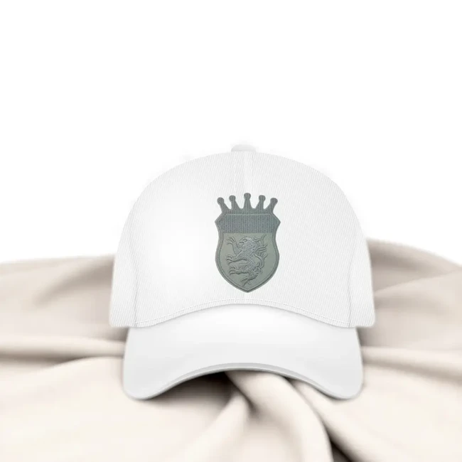 Écusson lion héraldique gris sur casquette blanche Patch blason lion gris posé sur une casquette blanche