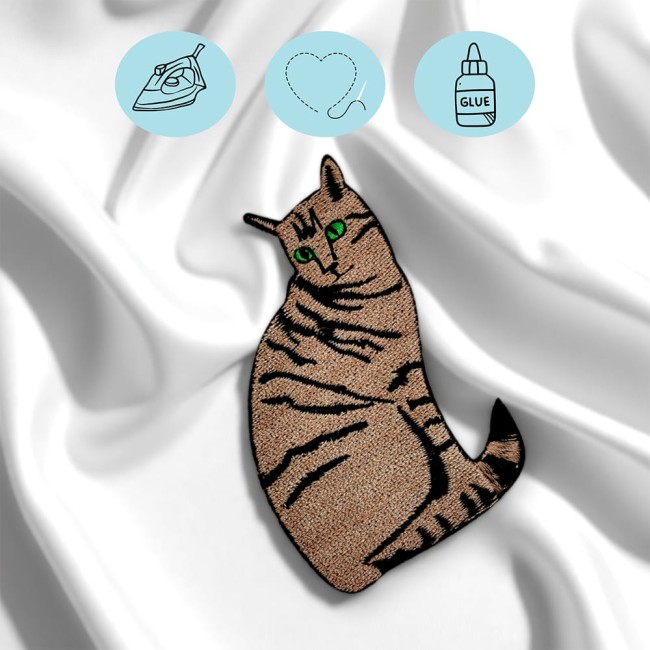 Zoom sur les détails brodés du patch chat   Détail brodé du patch félin sur tissu sergé à coudre ou à thermocoller