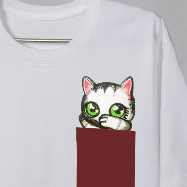 Patch chaton noir et blanc aux yeux verts sortant d'une poche