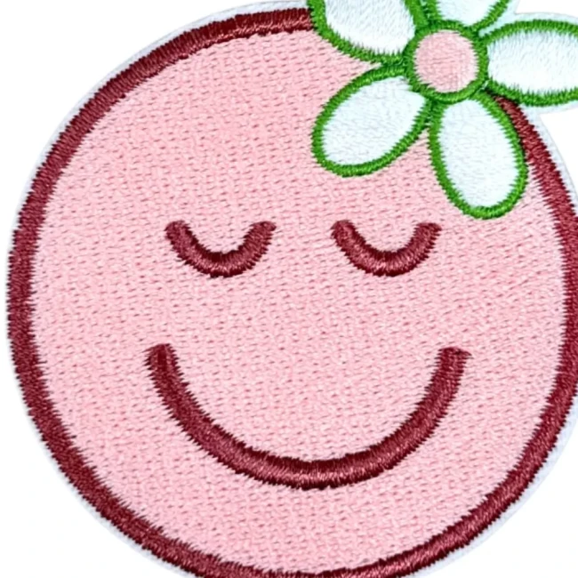 Zoom sur la broderie de l'écusson smiley rétro