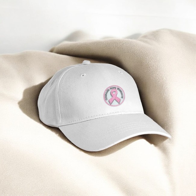 Exemple de customisation du ruban rose sur une casquette blanche Patch ruban rose sur une casquette