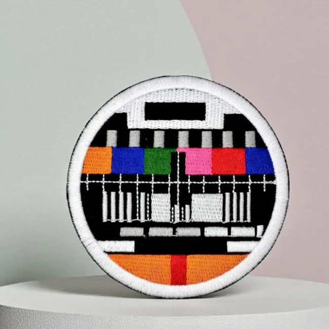 Ecusson thermocollant brodé rétro mire TV Patch brodé mire TV rétro rond sur décor pastel