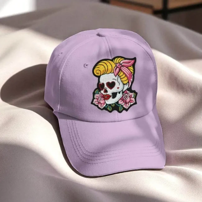 Écusson pin-up rock à coudre ou à thermocoller facilement avec un fer à repasser Écusson pin-up tête de mort blonde posé sur une casquette mauve