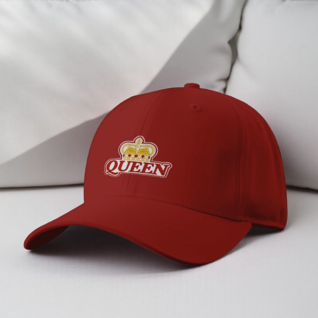 Patch QUEEN brodé posé sur une casquette. Idée cadeau pour une femme Casquette rouge customisée avec l'écusson QUEEN