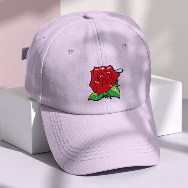 patch brodé rose rouge thermocollé sur une casquette