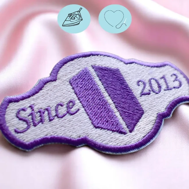 Détail du patch ARMY BTS vu de près, fil violet et bordure mauve