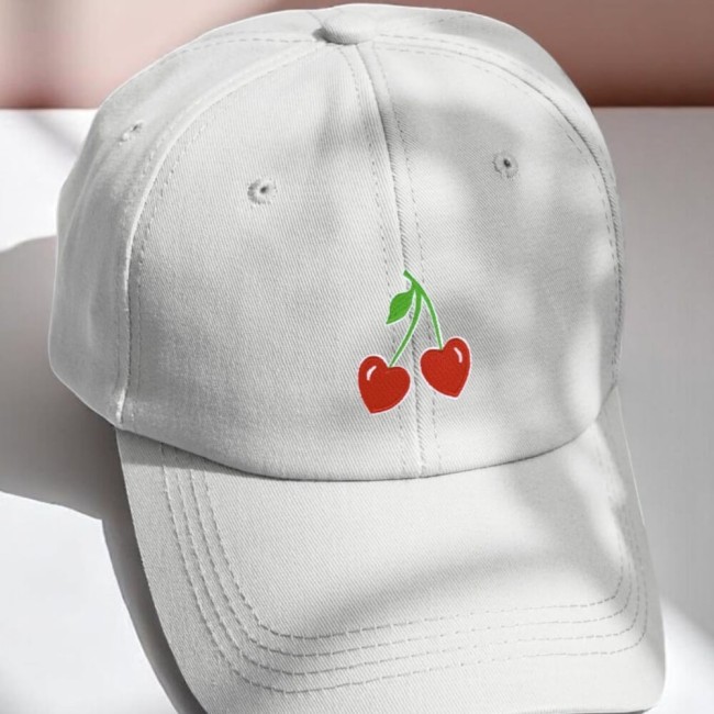 Patch thermocollé sur une casquette blanche