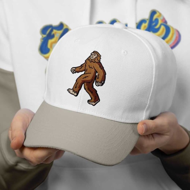 Patch Bigfoot appliqué sur casquette blanche, style urbain