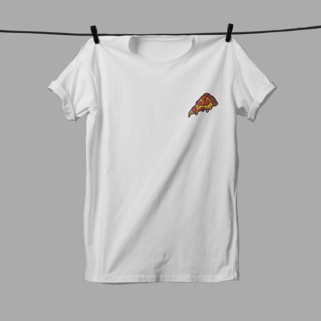 Ecusson part de pizza peppperoni sur un t-shirt