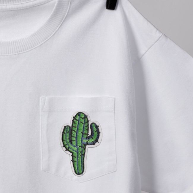 Poche d'un tee-shirt blanc personnalisé une ce petit patch cactus