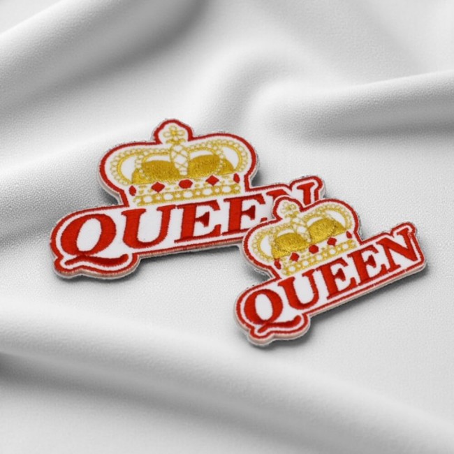Écussons brodés QUEEN. Broderie or sur tissu sergé blanc Patchs QUEEN avec couronne dorée sur fond blanc