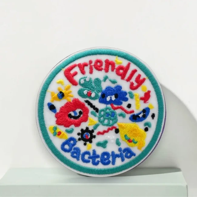 Patch brodé rond Friendly Bacteria avec bactéries colorées