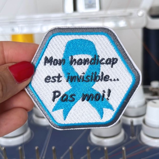 Écusson brodé octogonal ruban bleu brodé dans mon atelier