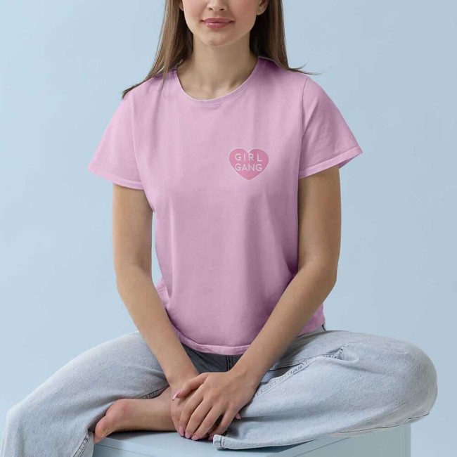 Patch brodé GIRL GANG thermocollé sur un t-shirt rose
