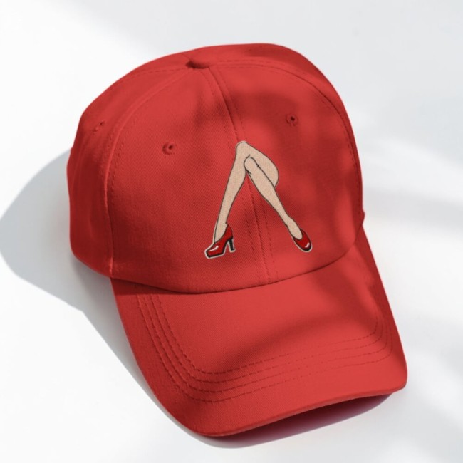 Patch brodé jambes avec escarpins rouges qui customise une casquette rouge