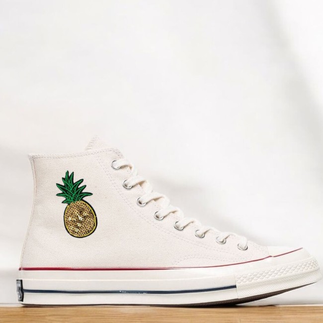 Customisation des sneakers avec les petits patchs ananas