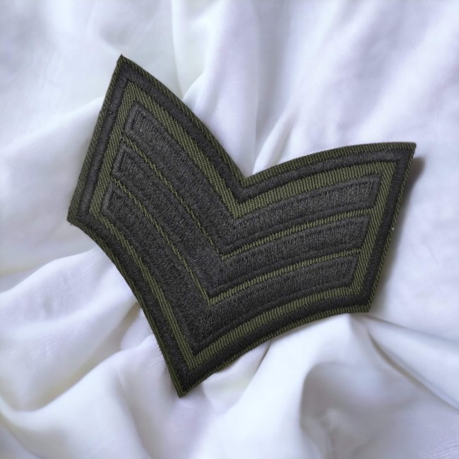 Écusson galon militaire vert sur fond blanc