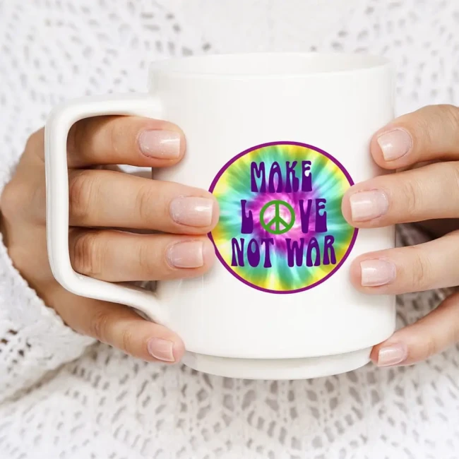Mug blanc décoré avec sticker Make Love Not War tie-dye Sticker rond Make Love Not War sur mug blanc