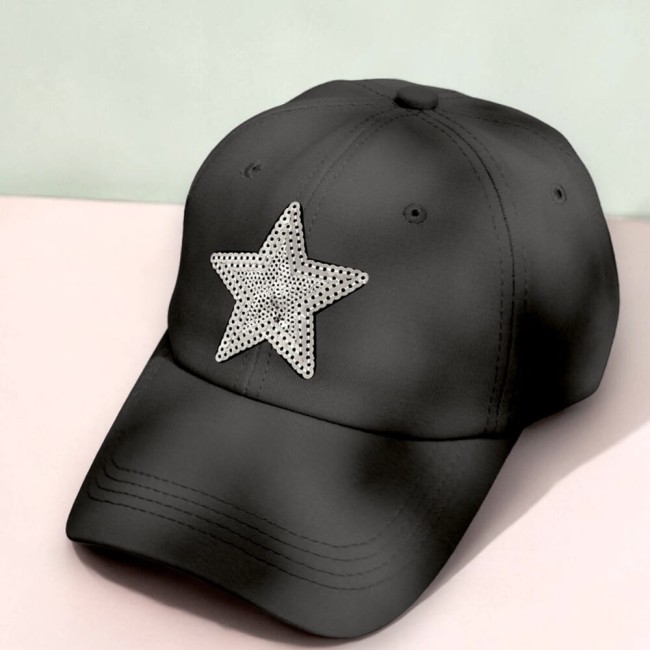 Écusson étoile argent à sequins sur une casquette noire
