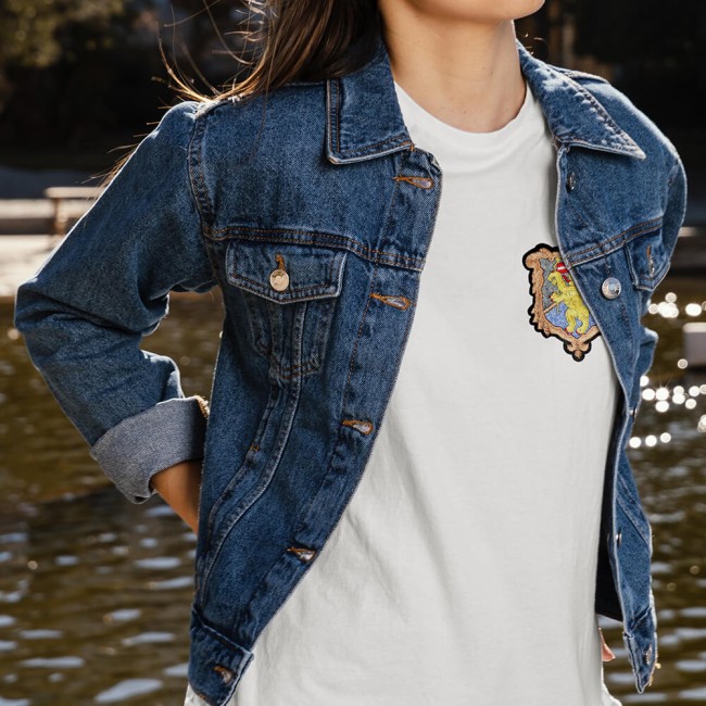 Écusson lion stylisé sur t-shirt blanc